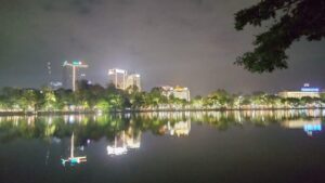 ホアンキエム湖の夜景